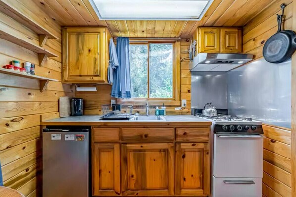 Oven, toaster, cookware/dishes/utensils, dining tables