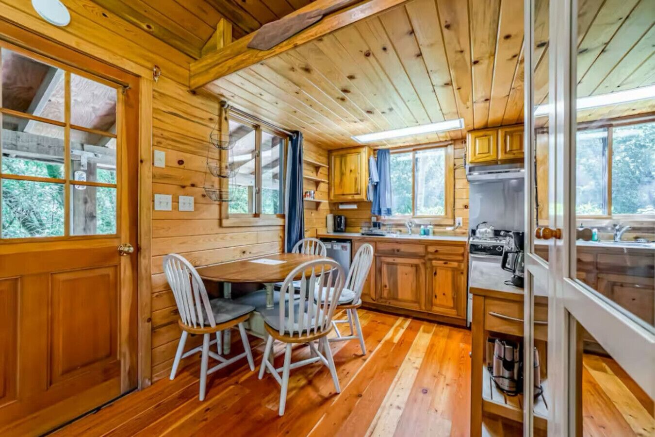 Kühlschrank, Ofen, Herdplatte, Wasserkocher mit Kaffee-/Teezubehör