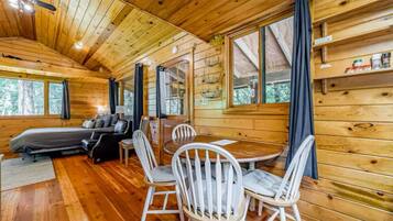 Tabla de planchar con plancha, wifi y ropa de cama