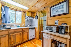 Réfrigérateur, four, plaque de cuisson, cafetière/bouilloire