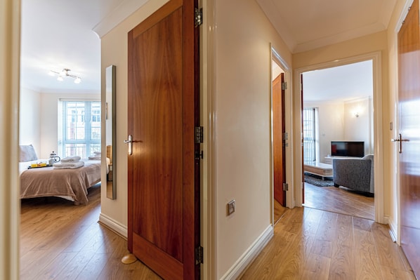 Apartemen Superior, balkon, pemandangan kota | Setrika/meja setrika dan Wi-Fi gratis