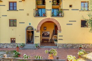 Exterior detail - Studio 'Il Poderaccio Tramontana' with Shared Pool, Wi-Fi and Air Conditioning (Scandicci)