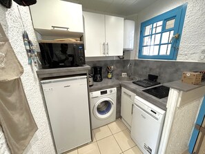 Wasserkocher mit Kaffee-/Teezubehör, Kühlschrank, Mikrowelle, Herdplatte