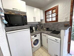 Réfrigérateur, micro-ondes, plaque de cuisson, lave-vaisselle