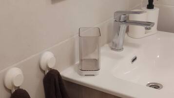 Een douche, milieuvriendelijke toiletartikelen, een haardroger