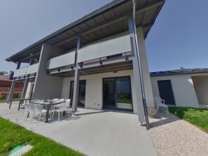 A modern two-story house with a covered patio area. - Comfortable house in Les Rousses, 12 guests, near ski and lake (Les Rousses)