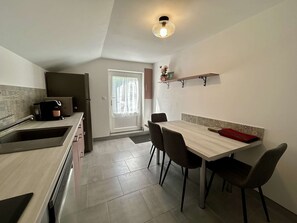 Fridge, oven, coffee/tea maker