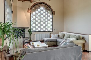 Fernseher, Kamin, Tischtennisplatte