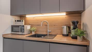 Coffee/tea maker, fridge, microwave, oven