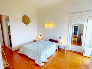 2 bedrooms, bed sheets - Spacious 3P in quiet palace, sea view in Menton (Menton)
