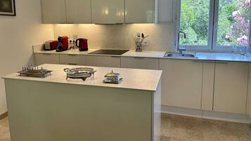 Een koelkast, een microgolfoven, een oven, een kookplaat