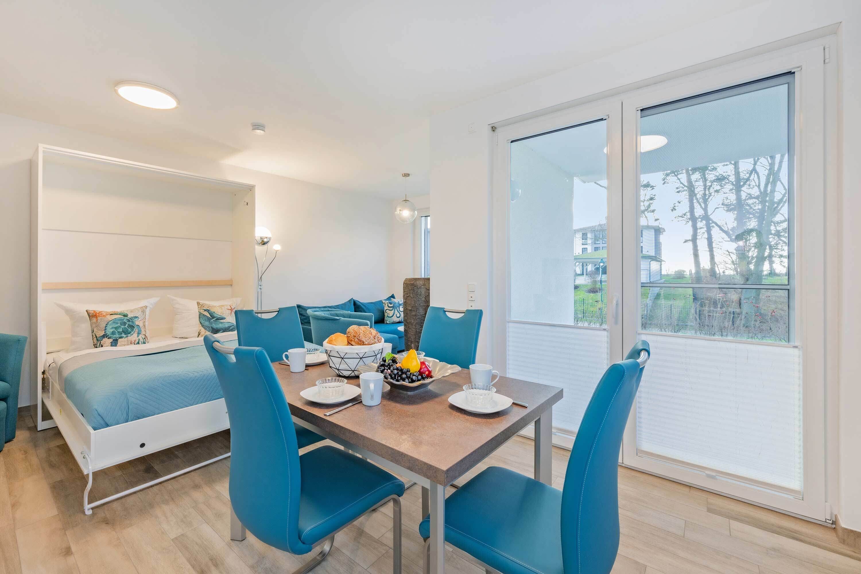 Une chambre à coucher moderne avec un lit, une table de chevet et une fenêtre.