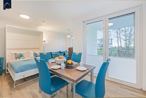 Dining - Beautiful vacation apartment on Usedom, with terrace and small sunbathing lawn (Zirchow)