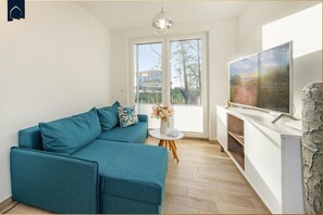 TV, foosball, table tennis - Beautiful vacation apartment on Usedom, with terrace and small sunbathing lawn (Zirchow)