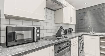 Luxury 2BR City Apt w/Parking - Sleeps 8