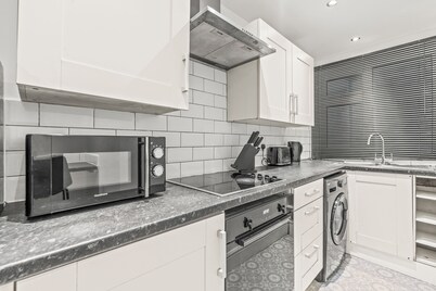 Luxury 2BR City Apt w/Parking - Sleeps 8