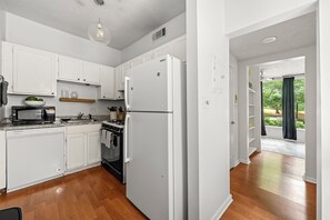 Kühlschrank, Mikrowelle, Ofen, Herdplatte