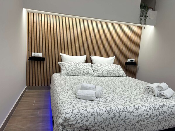 1 chambre, coffre-fort, fer et planche à repasser, lit de bébé portatif