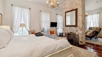 5 間睡房、書桌、熨斗/熨衫板、可攜式嬰兒床