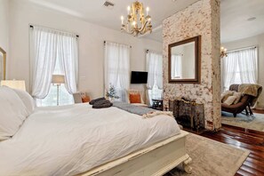 5 sovrum, skrivbord, strykjärn/strykbräda och resesäng