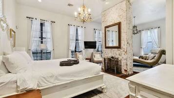 5 間睡房、書桌、熨斗/熨衫板、可攜式嬰兒床