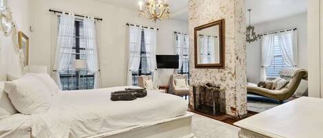 5 chambres, bureau, fer et planche à repasser, lit parapluie