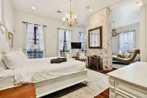 5 makuuhuonetta, työpöytä, silitysrauta/-lauta, vauvan matkasänky