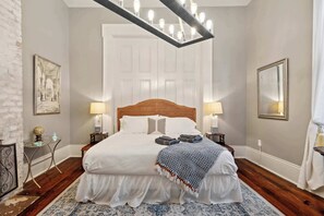 5 habitaciones, escritorio y tabla de planchar con plancha 