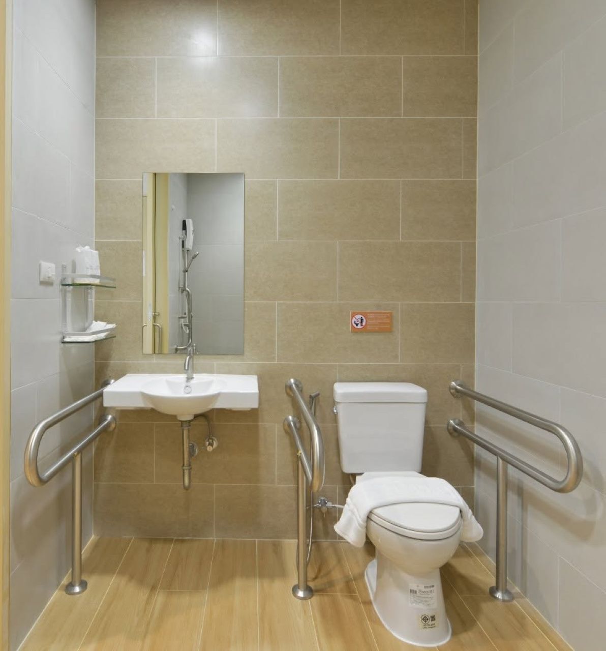 Un baño con lavamanos, inodoro y ducha blancos.