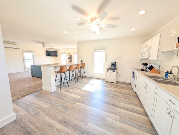 Jääkaappi, mikroaaltouuni, uuni, liesi