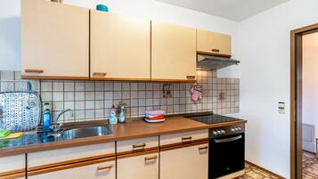 Frigorífico, microondas, placa de cocina y cafetera o tetera