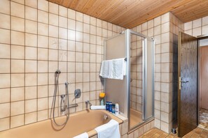 Shower, towels - Apartment 'Ilona' with Private Garden, Balcony and Wi-Fi (Ottersweier)