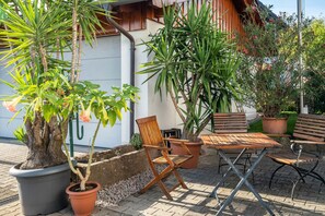 Outdoor dining - Apartment 'Ilona' with Private Garden, Balcony and Wi-Fi (Ottersweier)