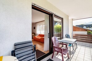 Outdoor dining - Apartment 'Ilona' with Private Garden, Balcony and Wi-Fi (Ottersweier)