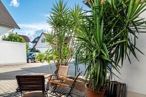 Outdoor dining - Apartment 'Ilona' with Private Garden, Balcony and Wi-Fi (Ottersweier)