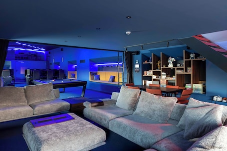 Interior. Luxurious ship with focus on relaxation for large groups: anything but ordinary