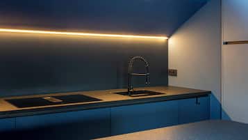 Een microgolfoven, een oven, een kookplaat, een vaatwasser