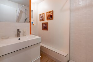 Dusche, Haartrockner, Handtücher