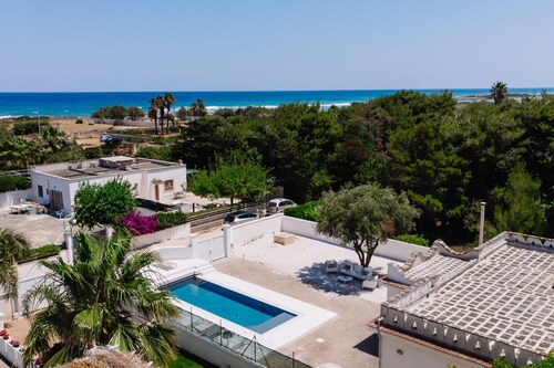 Villa Agua, Sleeps 9, 100 m from the Apulian Sea, with pool and parking