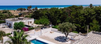 Villa Agua, Sleeps 9, 100 m from the Apulian Sea, with pool and parking