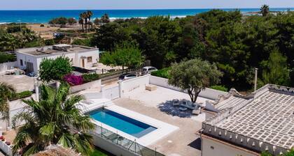 Villa Agua, Sleeps 9, 100 m from the Apulian Sea, with pool and parking
