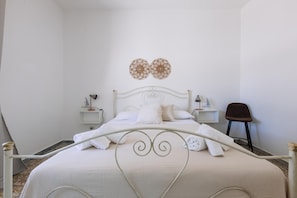 4 bedrooms, iron/ironing board, bed sheets