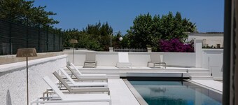 Villa Agua, Sleeps 9, 100 m from the Apulian Sea, with pool and parking
