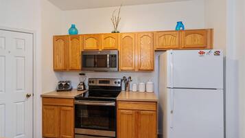 Refrigerador, microondas, horno y parrilla de estufa