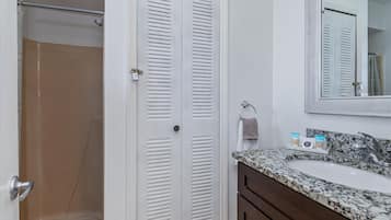Douche, sèche-cheveux, serviettes fournies