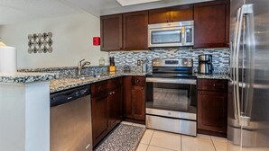 Coffee/tea maker, fridge, microwave, oven - 2BR family retreat w/ resort access (Kissimmee)