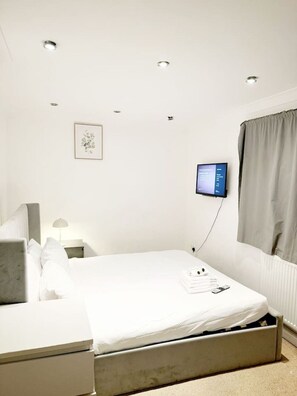 Tabla de planchar con plancha, wifi gratis y ropa de cama 