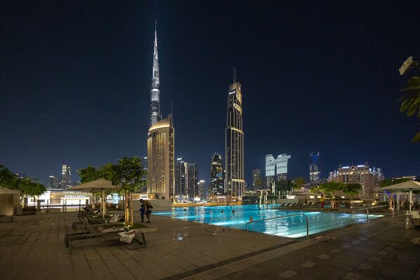 Una piscina al aire libre