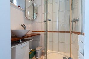 Suihku, hiustenkuivaaja