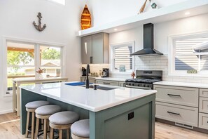 Een koelkast, een microgolfoven, een oven, een kookplaat